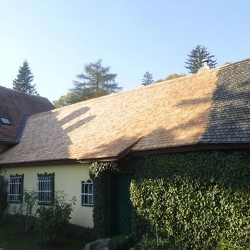 Denkmalgeschützes Haus 19., Dreimarksteingasse., Holzschindeldeckung Lärchenholz