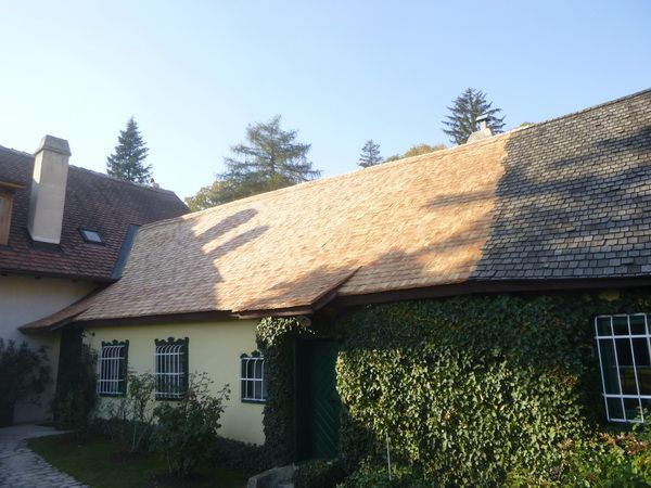 Denkmalgeschützes Haus 19., Dreimarksteingasse., Holzschindeldeckung Lärchenholz